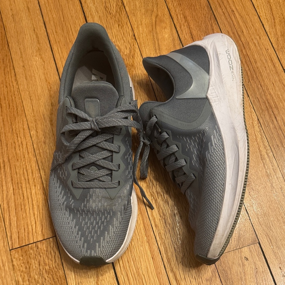 Nike Zoom Women’s Running Shoes Athletic Shoes in Gray and White 8.5
